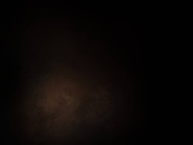 Penceresinden ışık saçan karanlık bir oda.