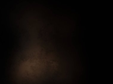 Siyah gömlekli ve kravatlı bir adam.