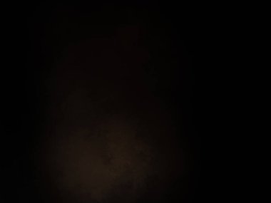 Karanlıkta elinde kamera tutan biri.