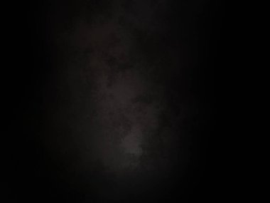 Karanlık gökyüzünde dolunay ve siyah bir arka plan.