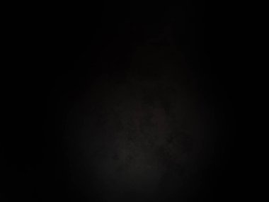 Karanlıkta parlayan bir ışıkla siyah bir arkaplan.