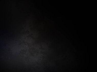 Karanlıkta parlayan bir ışıkla siyah bir arkaplan.