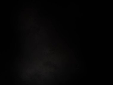 Beyaz ve kırmızı saati olan siyah bir arkaplan.