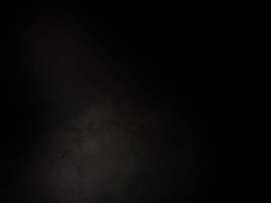 Siyah gömlekli bir adam elinde kamera tutuyor.