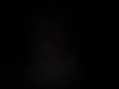 Beyaz ve kırmızı saati olan siyah bir arkaplan.