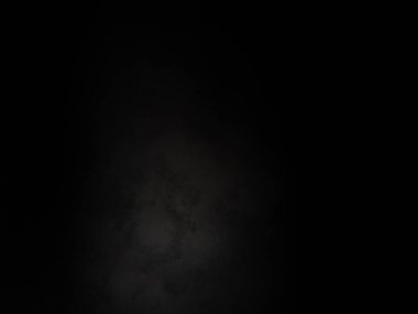 Karanlık gökyüzünde dolunay ve siyah bir arka plan.