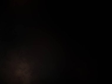 Karanlıkta elinde kamera tutan biri.