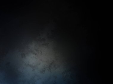 Karanlıkta snowboard yapan biri.