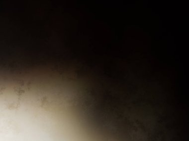 Takım elbiseli ve kravatlı bir adam duvarın önünde duruyor.