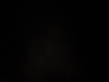 Ortasında ışık olan siyah bir arkaplan