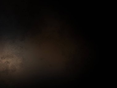 Siyah bir arka planın önünde duran takım elbiseli ve kravatlı bir adam.