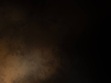 Takım elbiseli ve kravatlı bir adam karanlık bir arka planın önünde duruyor.