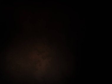 Karanlık bir gökyüzü, birkaç bulut ve bir ışık.