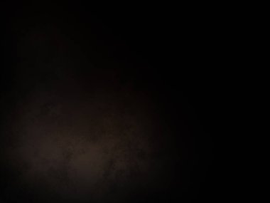 Siyah bir arka planın önünde duran takım elbiseli ve kravatlı bir adam.