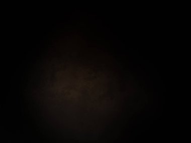 Karanlık gökyüzü ve aydınlığı olan siyah bir arkaplan.