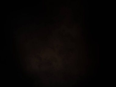 Karanlık gökyüzü ve aydınlığı olan siyah bir arkaplan.