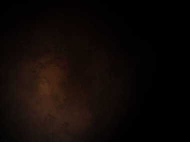 Takım elbiseli ve kravatlı bir adam karanlık bir arka planın önünde duruyor.