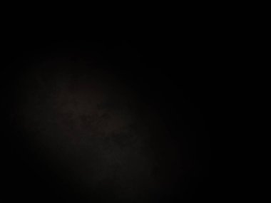 Siyah gömlekli bir adam elinde kamera tutuyor.