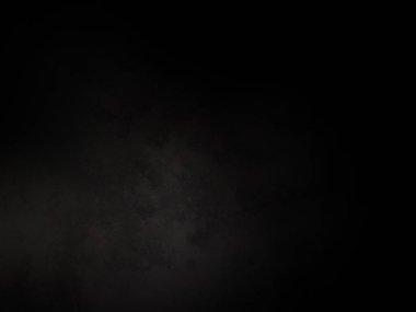 Siyah gömlekli bir adam elinde kamera tutuyor.