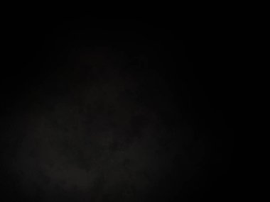 Siyah bir arka plan, siyah gökyüzü ve beyaz bir ışık.