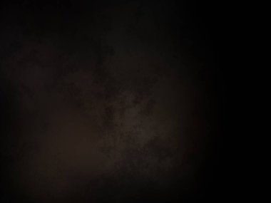 Karanlık gökyüzü ve aydınlığı olan siyah bir arkaplan.