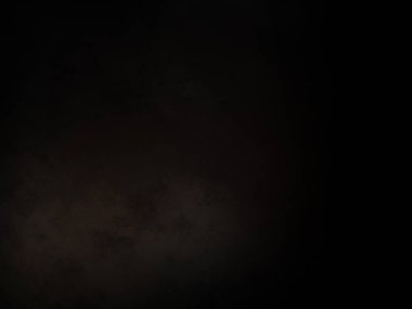 Karanlık gökyüzü ve aydınlığı olan siyah bir arkaplan.