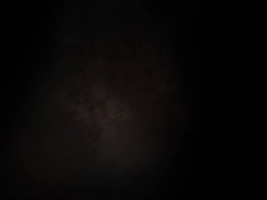 Biraz bulutlu karanlık bir gökyüzü.