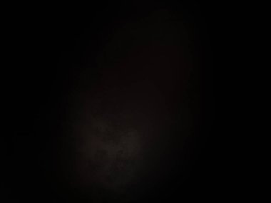 Karanlık gökyüzü ve aydınlığı olan siyah bir arkaplan.