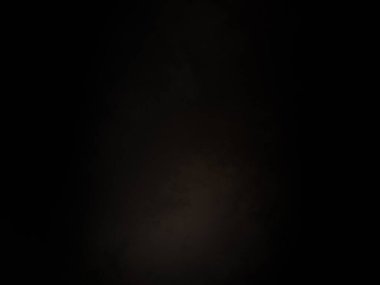 Karanlıkta elinde kamera tutan biri.