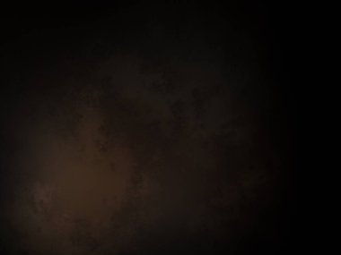 Takım elbiseli ve kravatlı bir adam karanlık bir arka planın önünde duruyor.