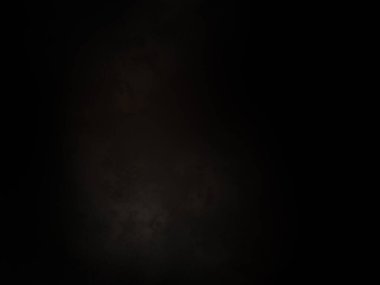 Ortasında ışık olan siyah bir arkaplan