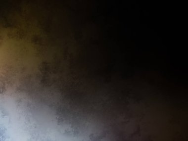 Takım elbiseli ve kravatlı bir adam duvarın önünde duruyor.