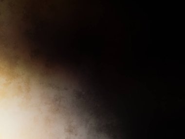 Elinde şarap kadehi tutan bir adam.