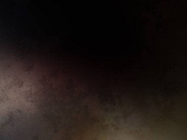 Elinde saatle bir duvarın önünde duran bir adam.