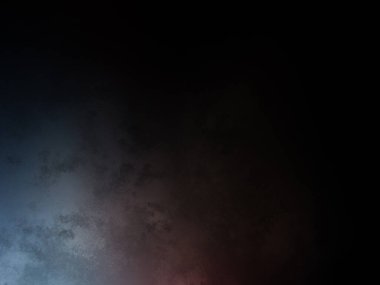 Karanlık bir yüzeyde kaykay süren bir insan.