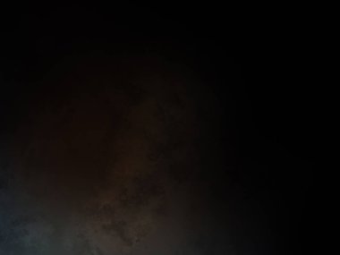 Karanlık gökyüzü ve aydınlığı olan siyah bir arkaplan.