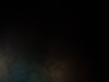 Takım elbiseli ve kravatlı bir adam duvarın önünde duruyor.