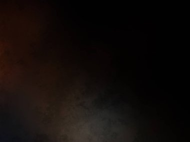 Takım elbiseli ve kravatlı bir adam ateşin önünde duruyor.