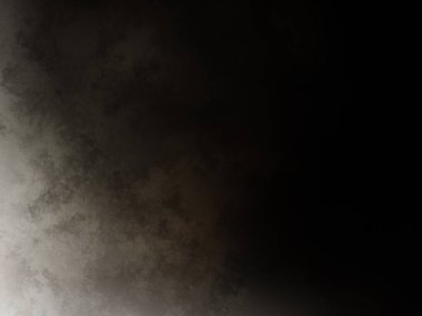 Takım elbiseli ve kravatlı bir adam duvarın önünde duruyor.