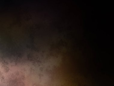 Rampada kaykay süren biri.