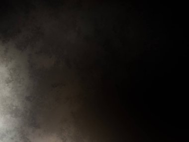 Karanlıkta elinde tenis raketi tutan bir adam.