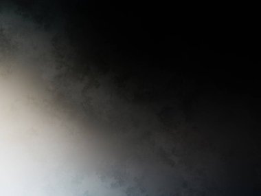 Elinde tenis raketi tutan bir adam.