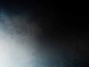 Siyah gömlekli bir adam tenis raketi tutuyor.