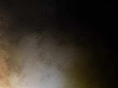 Takım elbiseli ve kravatlı bir adam ateşin önünde duruyor.