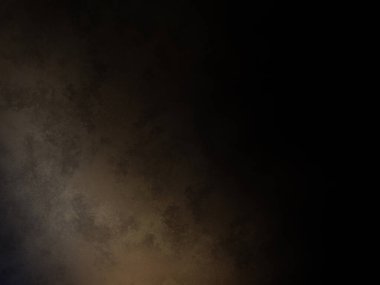 Elinde mikrofon tutan takım elbiseli ve kravatlı bir adam.