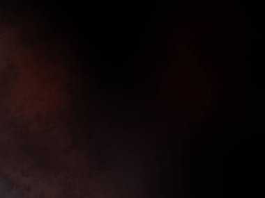 Takım elbiseli ve kravatlı bir adam karanlık bir arka planın önünde duruyor.