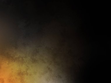 Bir adam kortta tenis raketi tutuyor.