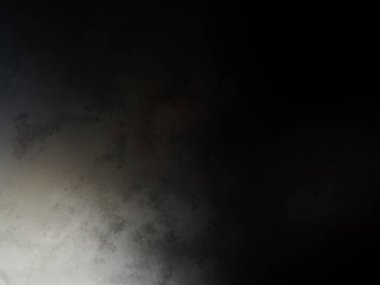 Takım elbiseli ve kravatlı bir adam tenis raketi tutuyor.