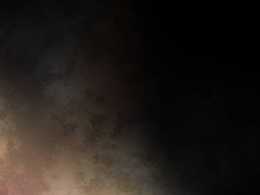 Karanlık bir yüzeyde kaykay süren bir adam.