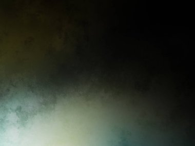 Siyah tişörtlü bir adam elinde sörf tahtası tutuyor.